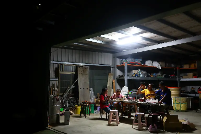 Chien-Shun-yih-und-Familie-feiern-Ernteende