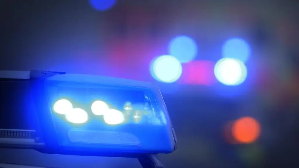 Ein-Blaulicht-leuchtet-auf-dem-Dach-eines-Polizeifahrzeugs