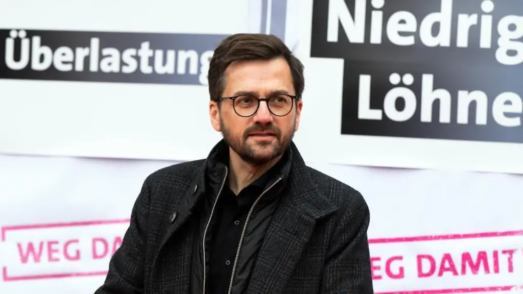 Thomas-Kutschaty-SPD-Fraktionsvorsitzender-im-nordrhein-westfaelischen-Landtag-spricht