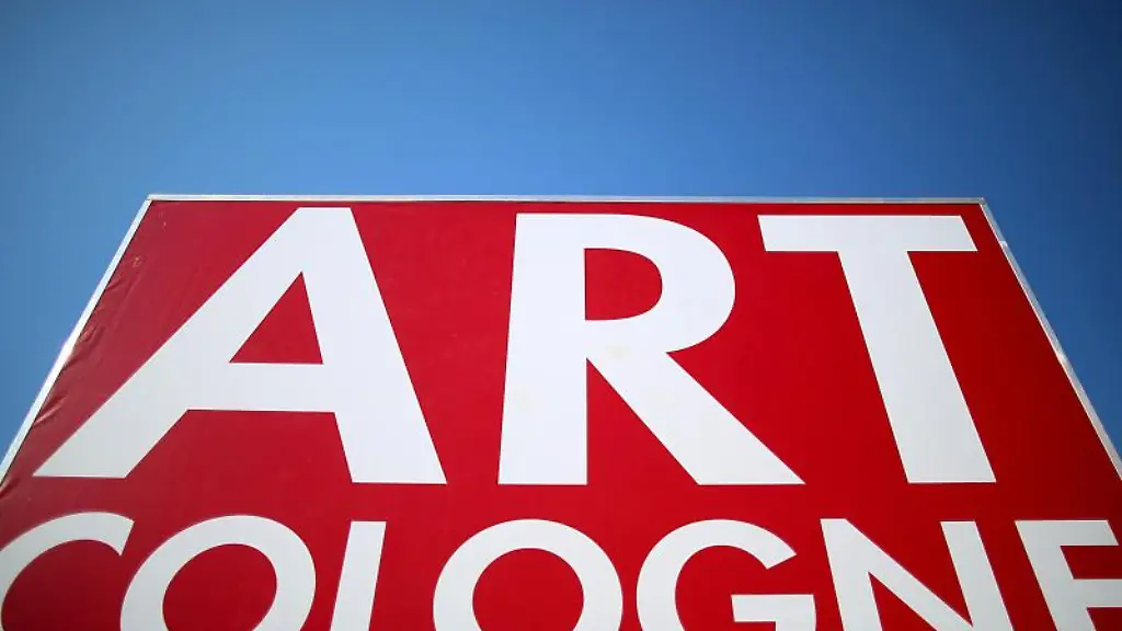 Ein-Plakat-der-Art-Cologne-steht-vor-der-Messe