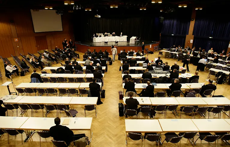 2008-04-07T120000Z-1543083320-BM2E4470YRG01-RTRMADP-3-DEUTSCHETELEKOM-LAWSUIT