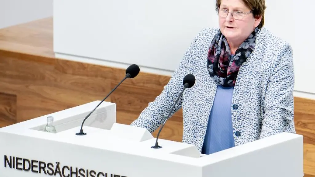 Niedersachsens-SPD-Fraktionsvorsitzende-Johanne-Modder-spricht-im-Landtag