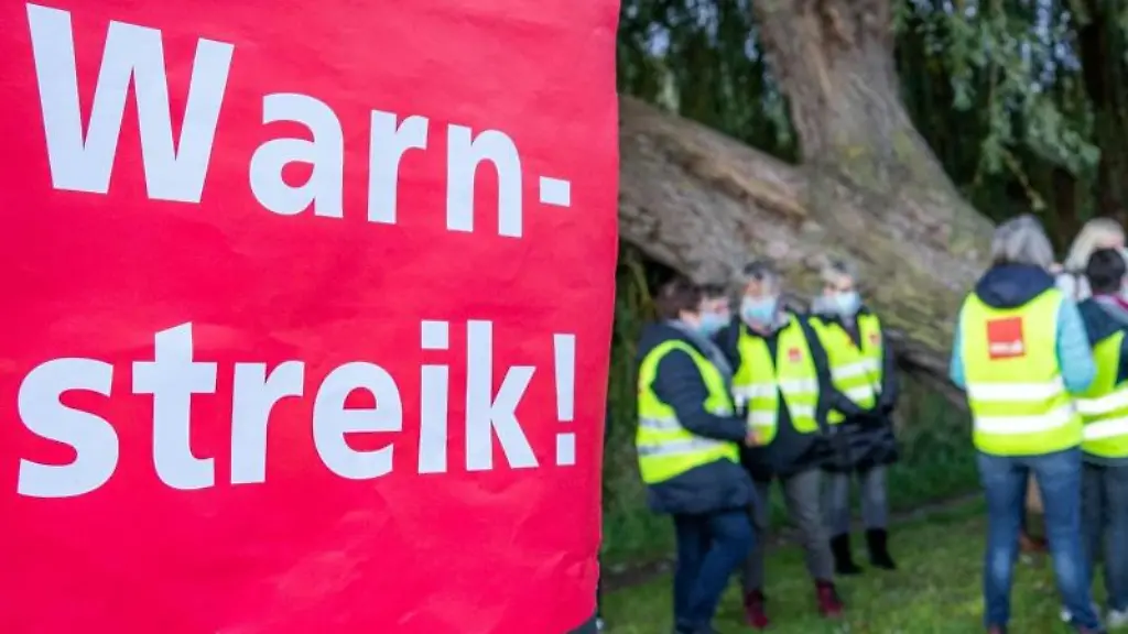 Mitglieder-der-Gewerkschaft-Verdi-treffen-sich-zu-einem-Warnstreik