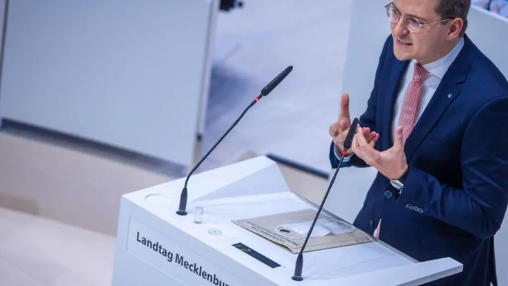 Patrick-Dahlemann-Parlamentarischer-Staatssekretaer-spricht-bei-einer-Sitzung-des-Landtags