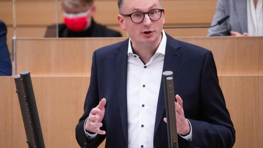 Gruenen-Fraktionschef-Andreas-Schwarz-spricht-bei-einer-Landtagssitzung