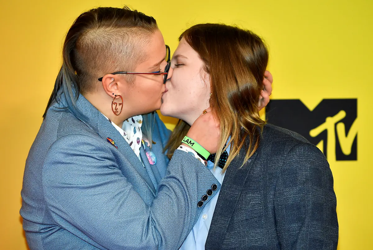 2021-11-14T185748Z-1732263508-RC2HUQ91DTFN-RTRMADP-3-AWARDS-MTV-EMAS-RED-CARPET