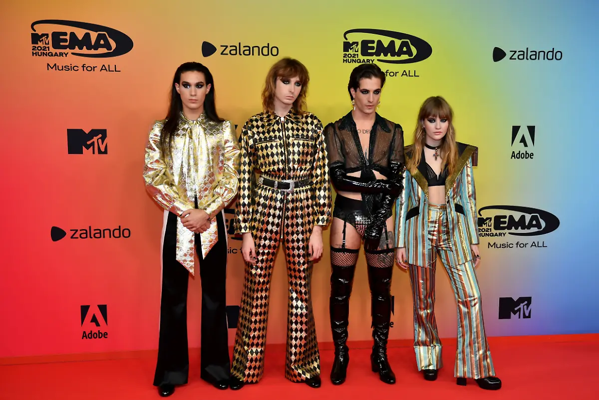 2021-11-14T181916Z-2000905456-RC2HUQ9AH79S-RTRMADP-3-AWARDS-MTV-EMAS-RED-CARPET