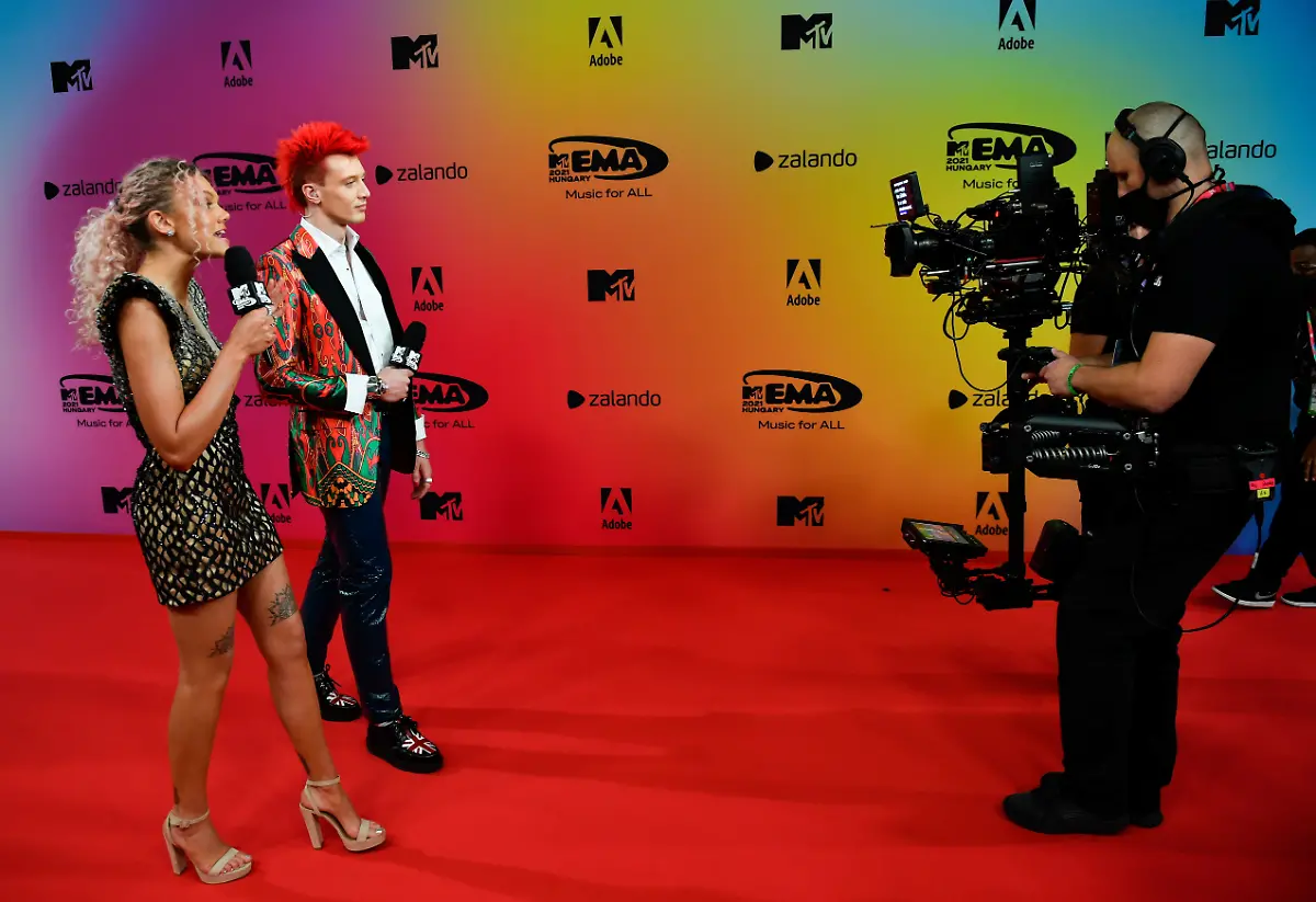 2021-11-14T164210Z-916263294-RC2GUQ944OYJ-RTRMADP-3-AWARDS-MTV-EMAS-RED-CARPET