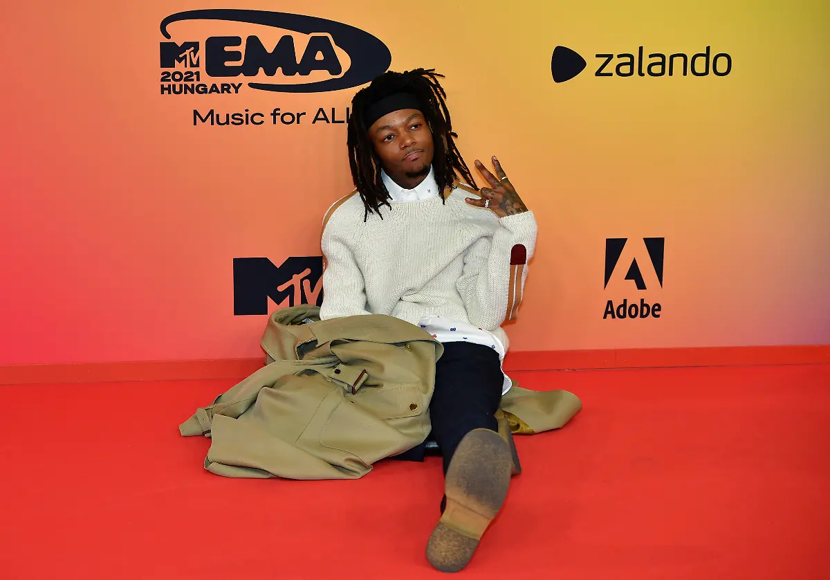 2021-11-14T174959Z-1573664795-RC2HUQ96O5PQ-RTRMADP-3-AWARDS-MTV-EMAS-RED-CARPET