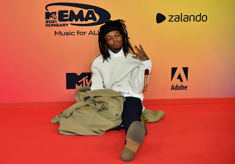 2021-11-14T174959Z-1573664795-RC2HUQ96O5PQ-RTRMADP-3-AWARDS-MTV-EMAS-RED-CARPET