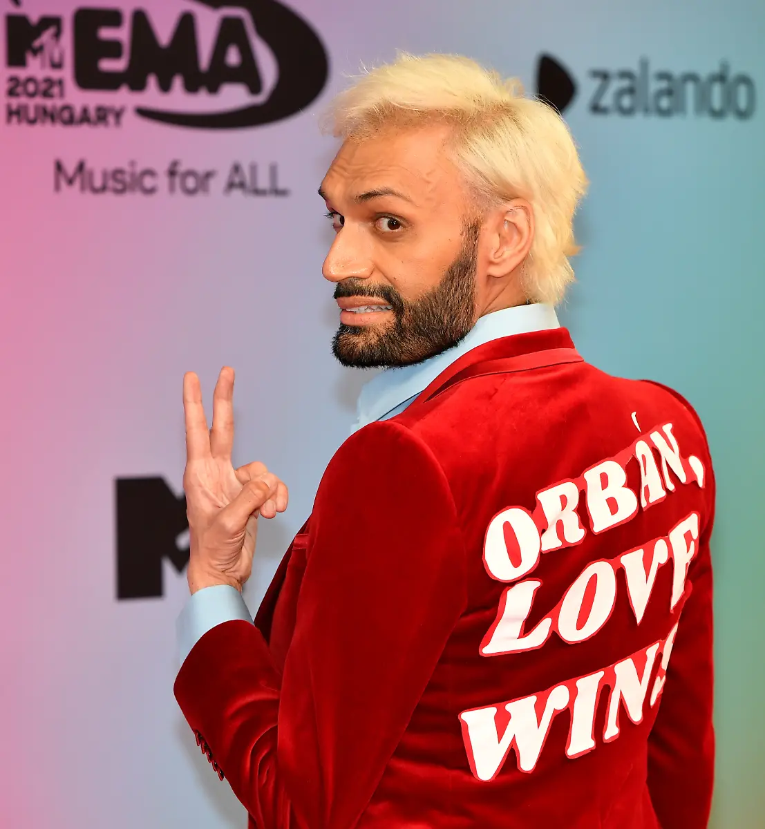 2021-11-14T182848Z-1951957286-RC2IUQ9PJ1W1-RTRMADP-3-AWARDS-MTV-EMAS-RED-CARPET