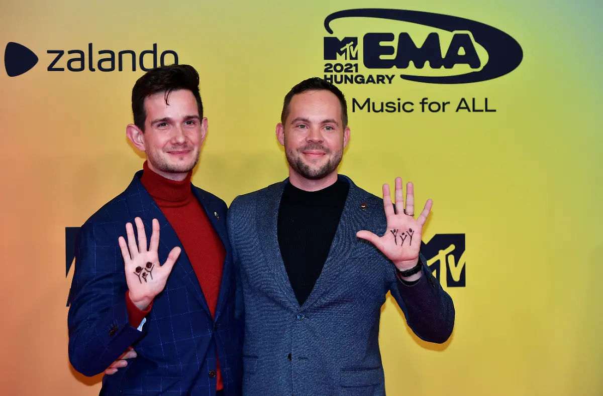 2021-11-14T171447Z-845217565-RC2HUQ99X38B-RTRMADP-3-AWARDS-MTV-EMAS-RED-CARPET