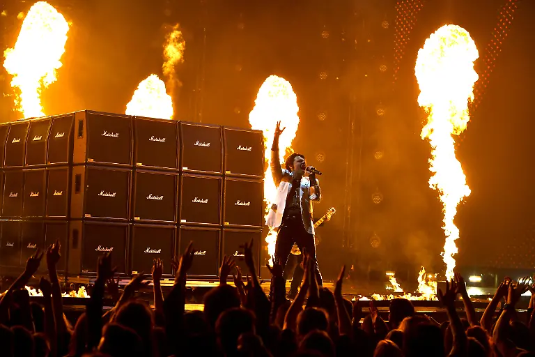 2021-11-14T221503Z-1740389835-RC2LUQ9XKWQR-RTRMADP-3-AWARDS-MTV-EMAS