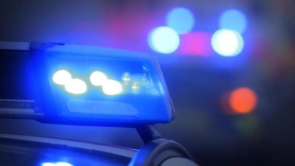 Ein-Blaulicht-leuchtet-auf-dem-Dach-eines-Polizeifahrzeugs