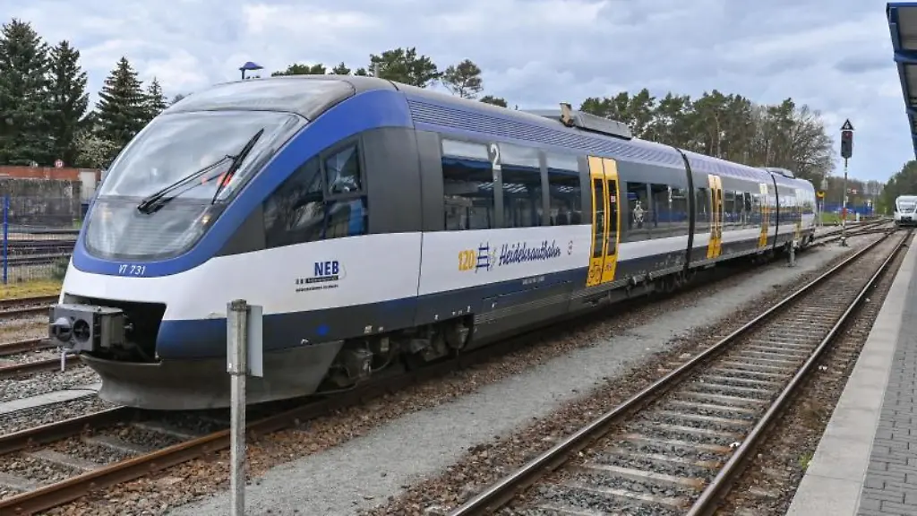 Ein-Zug-der-Niederbarnimer-Eisenbahn-steht-im-Bahnhof-Basdorf