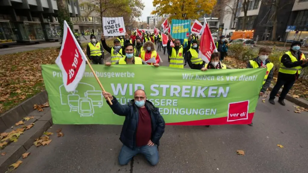 Teilnehmer-einer-Demonstration-zu-einem-Streik-im-privaten-Omnibusgewerbe-halten-ein-Transparent
