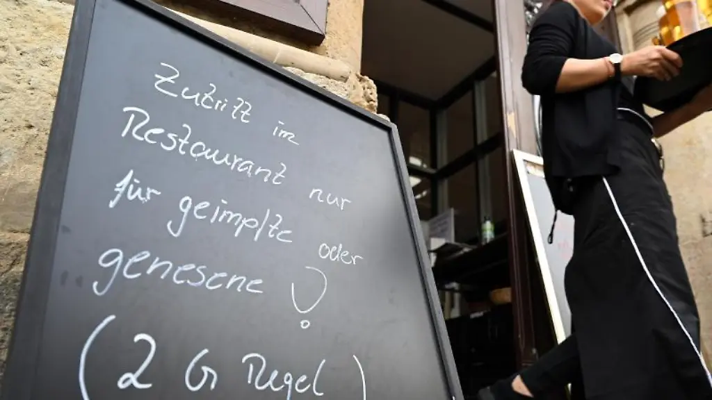 Zutritt-im-Restaurant-nur-fuer-geimpfte-oder-genesene-2-G-Regel-steht-auf-dem-Schild-vor-einem-Restaurant-in-Erfurt
