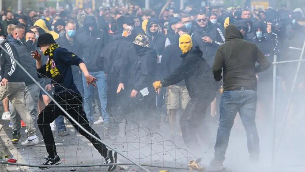 Dynamofans-randalieren-am-16-Mai-vor-dem-Stadion