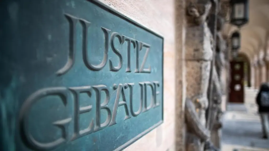 Ein-Schild-mit-der-Aufschrift-Justizgebaeude-haengt-am-Eingang-vom-Landgericht-Nuernberg-Fuerth