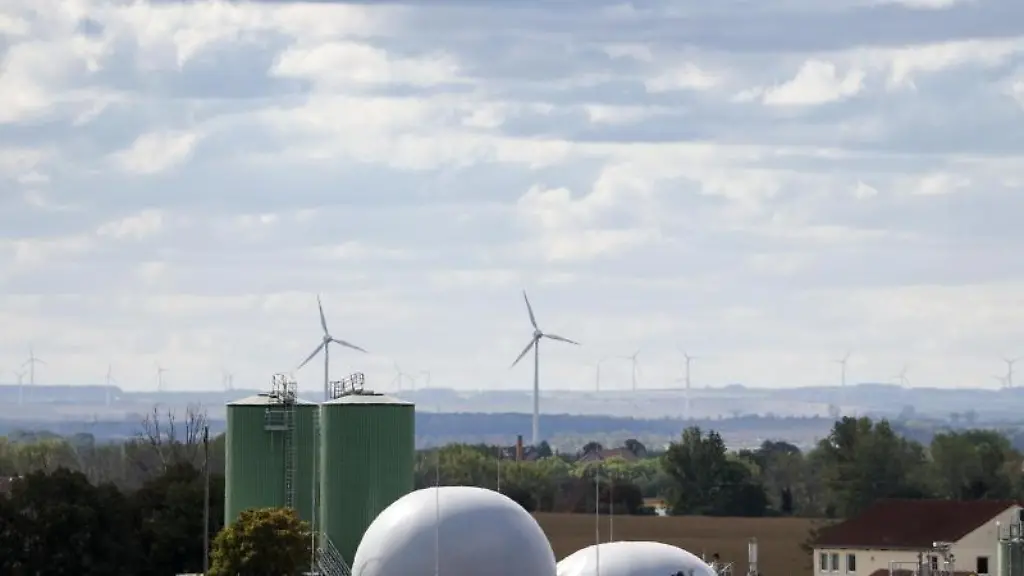 Ein-Klaerwerk-mit-zwei-Faultuermen-und-Speichern-fuer-Biogas