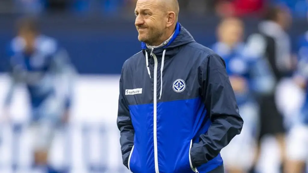 Trainer-Torsten-Lieberknecht-betritt-das-Spielfeld