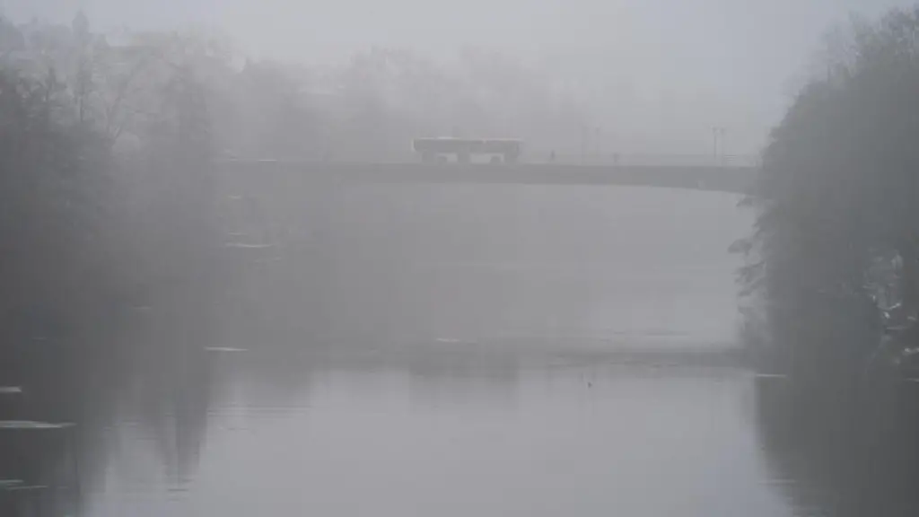 Dichte-Wolken-und-leichter-Nebel