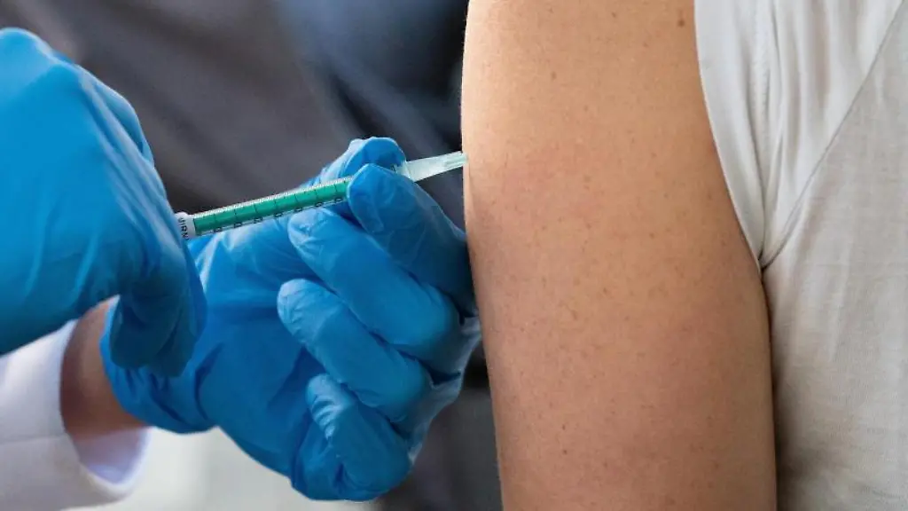 Eine-Frau-wird-waehrend-mit-dem-Impfstoff-von-Biontech-Pfizer-gegen-das-Coronavirus-geimpft