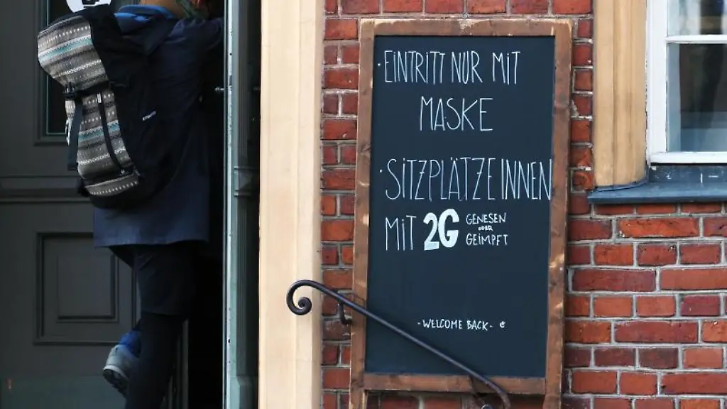 Ein-Schild-informiert-zu-2G-Vorschriften-neben-dem-Eingang-zu-einem-Cafe