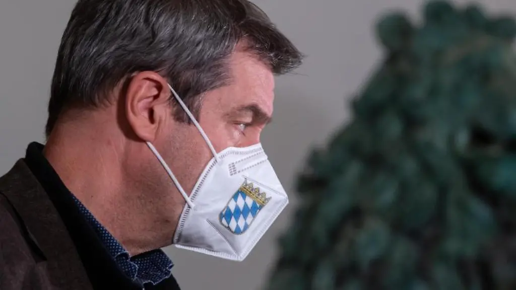 Markus-Soeder-CSU-Ministerpraesident-von-Bayern-gibt-mit-Mund-Nasen-Schutz-ein-Pressestatement