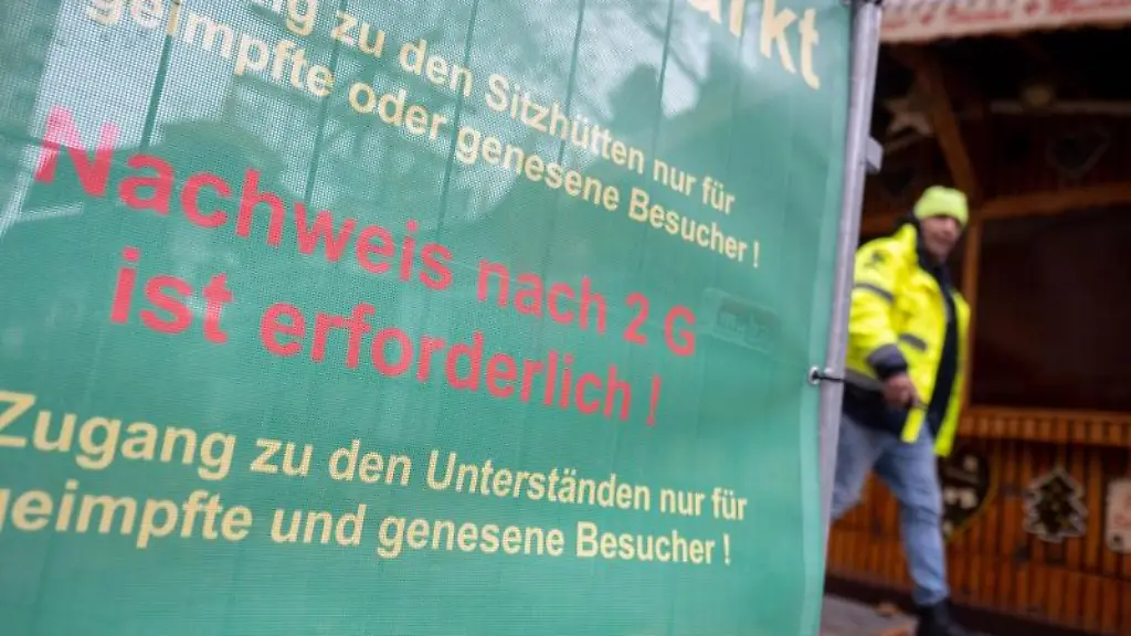 Auf-einer-Absperrung-vor-dem-Weihnachtsmarkt-steht-ein-Hinweis-zu-Zugangsbeschraenkungen