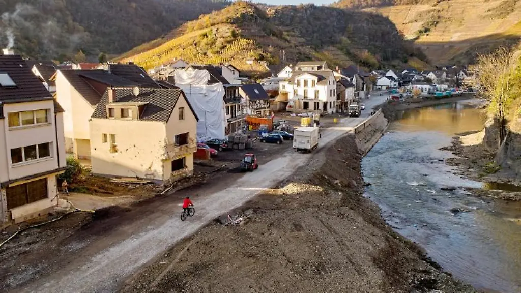 Die-Asphaltdecke-der-Ortsdurchfahrt-in-Mayschoss-wurde-durch-die-Flut-zerstoert