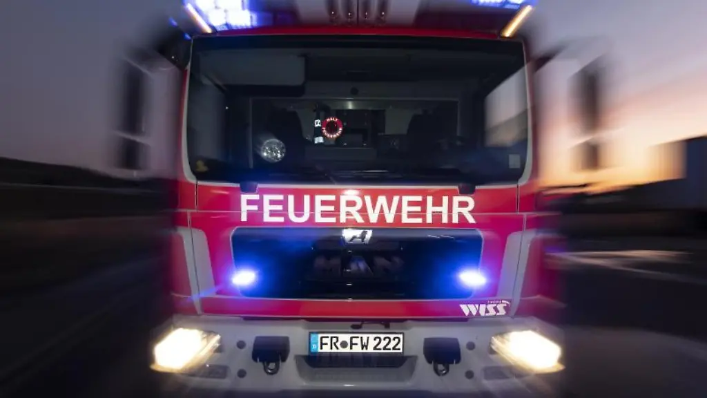 Ein-Feuerwehrfahrzeug-steht-mit-eingeschaltetem-Blaulicht-auf-einer-Strasse
