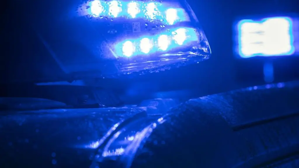 Blaulicht-auf-einem-Polizeifahrzeug