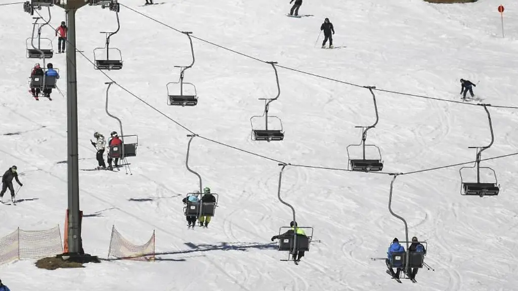 Skifahrer-und-Snowboarder-sitzen-im-Lift