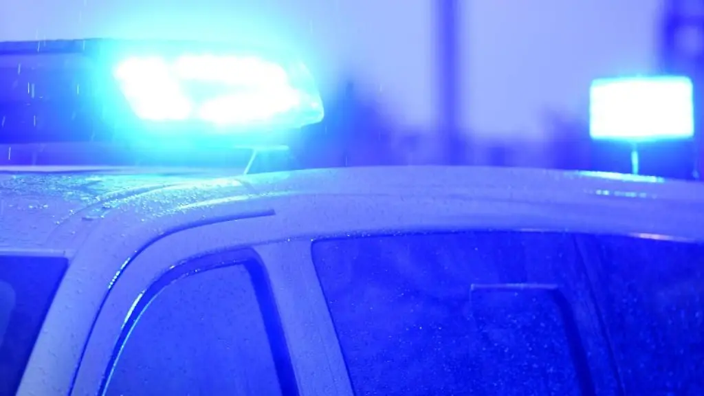 Blaulichter-leuchten-auf-dem-Dach-eines-Polizeifahrzeugs