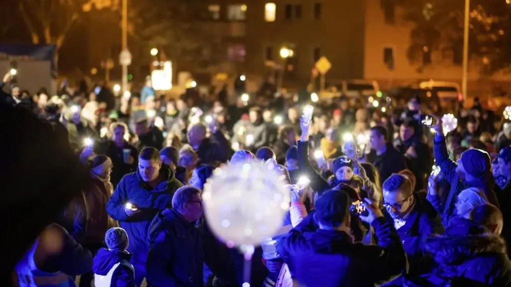 Kinder-und-Erwachsene-kommen-zu-einem-Laternenumzug-vor-das-Rostocker-Ostseestadion