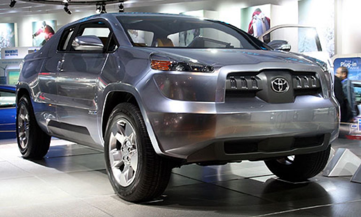Toyota zeigt mit dem A-BAT einen Muscle-SUV. Die Alternative Pick-Up-Interpretation kommt auf viereinhalb Metern Länge und wird von einem Vierzylinder-Benziner plus Elektro-Motor angetrieben.