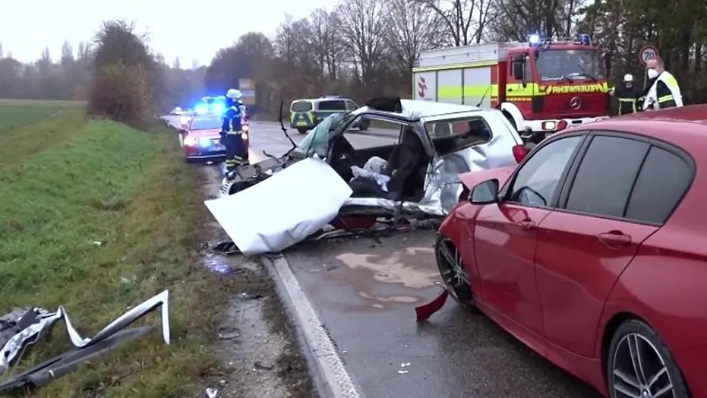 Einsatzkraefte-der-Feuerwehr-sind-am-Unfallort-mit-zwei-Fahrzeugen-im-Einsatz-Foto-5vision