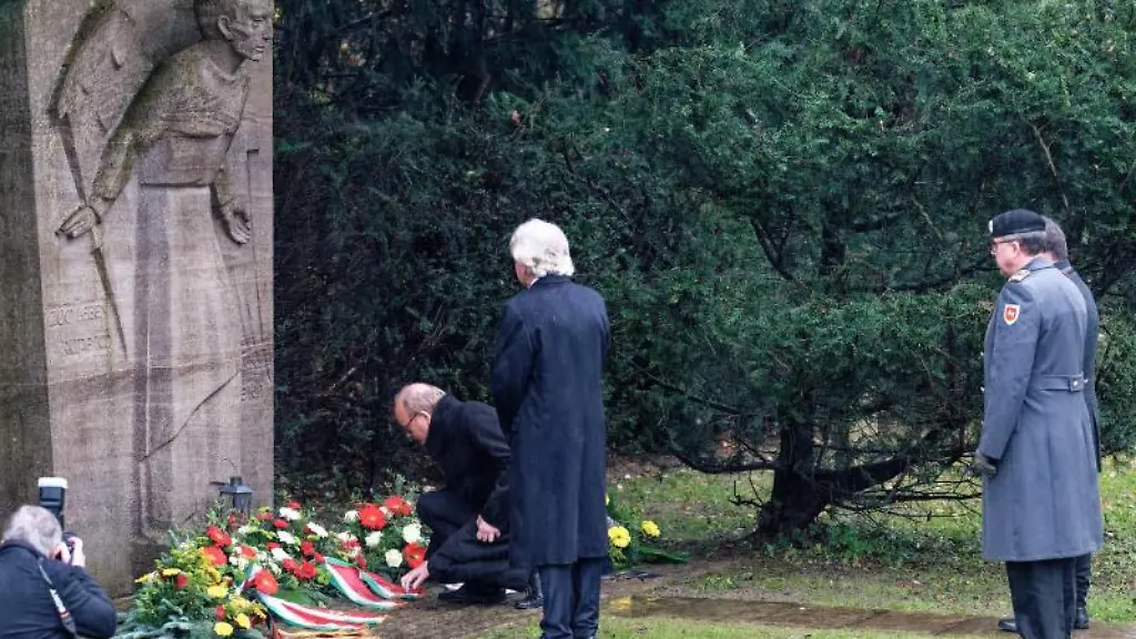 Landtagspraesident-Kuper-CDU-l-r-mit-Minister-Holthoff-Pfoertner-CDU-und-Brigadegeneral-Gersdorf