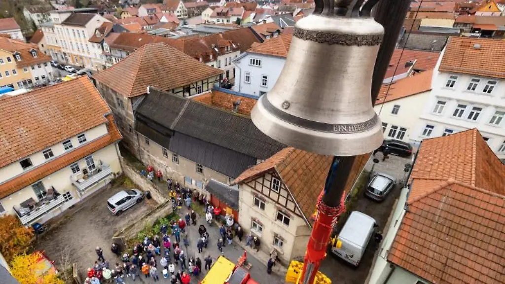 Mit-einem-Kran-wird-die-erste-von-zwei-neuen-Glocken-in-den-Turm-der-St-Nikolai-Kirche-gehoben