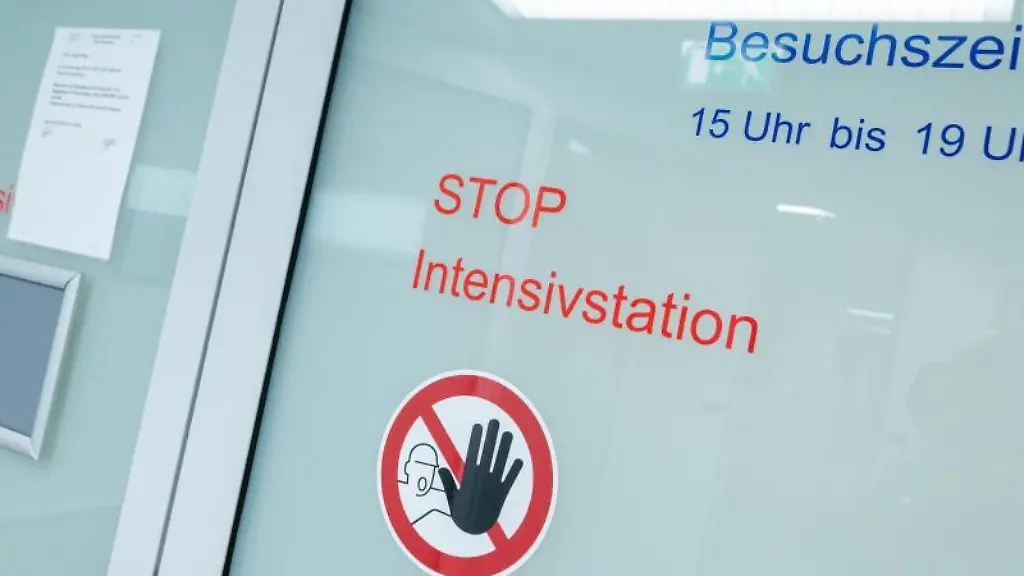 Die-Aufschrift-STOP-Intensivstation-klebt-an-einer-automatischen-Glastuer