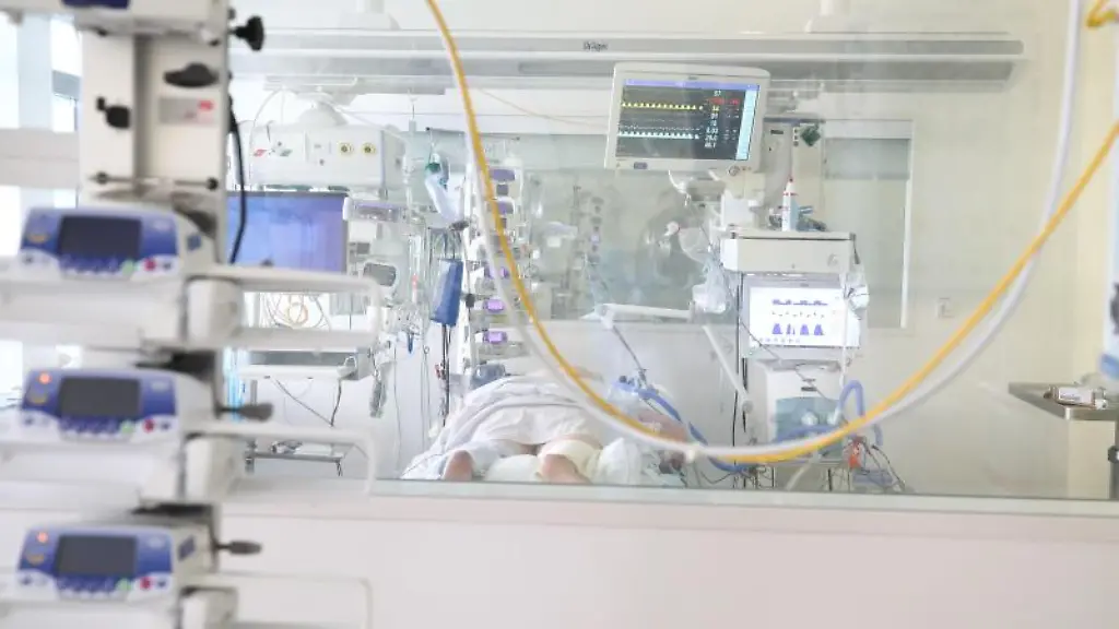 Ein-Patient-liegt-in-einem-Krankenzimmer-auf-der-Covid-19-Intensivstation-im-SRH-Waldklinikum