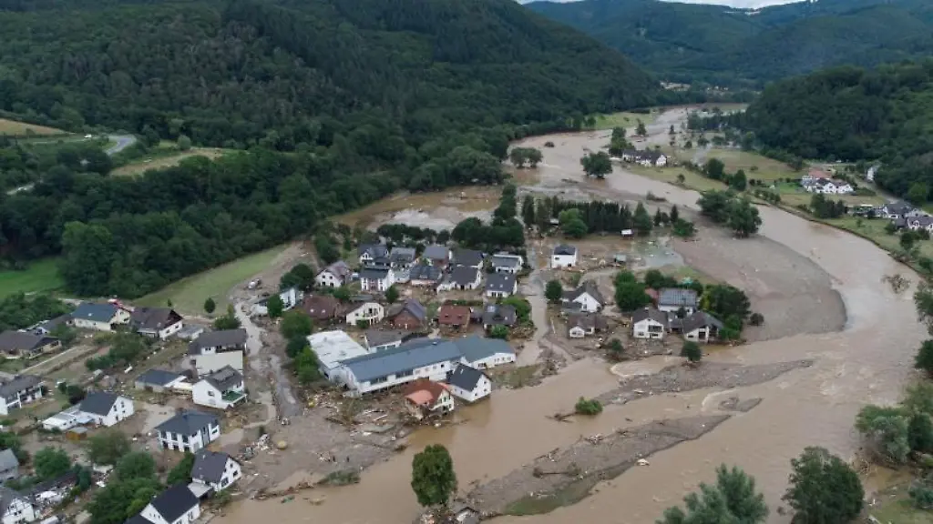 Die-nach-massiven-Regenfaellen-angestiegene-Ahr-hat-das-Dorf-in-der-Ortsgemeinde-im-Landkreis-Ahrweiler-weitgehend-ueberflutet