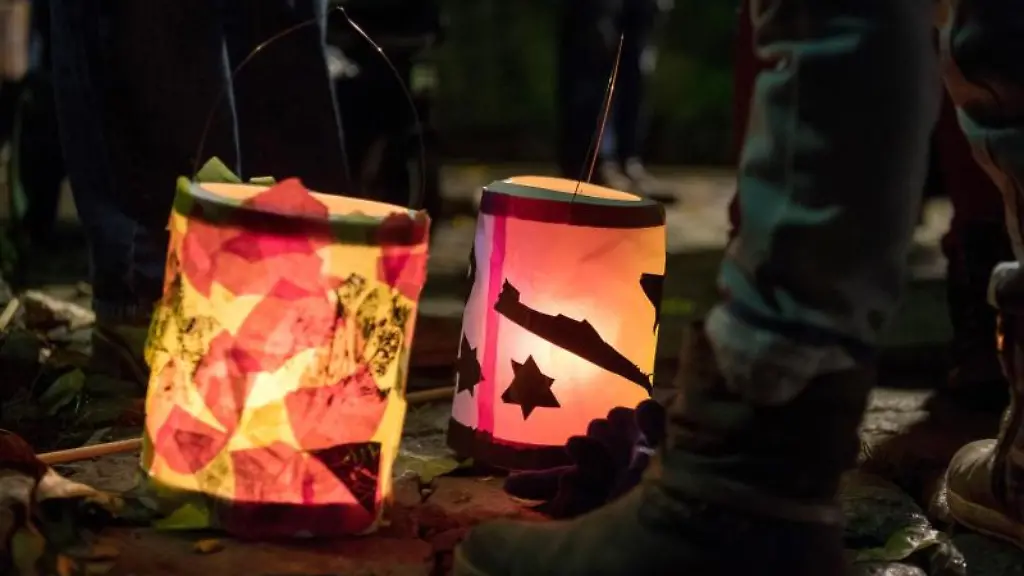 Laternen-stehen-waehrend-eines-Martinsumzug-auf-dem-Boden