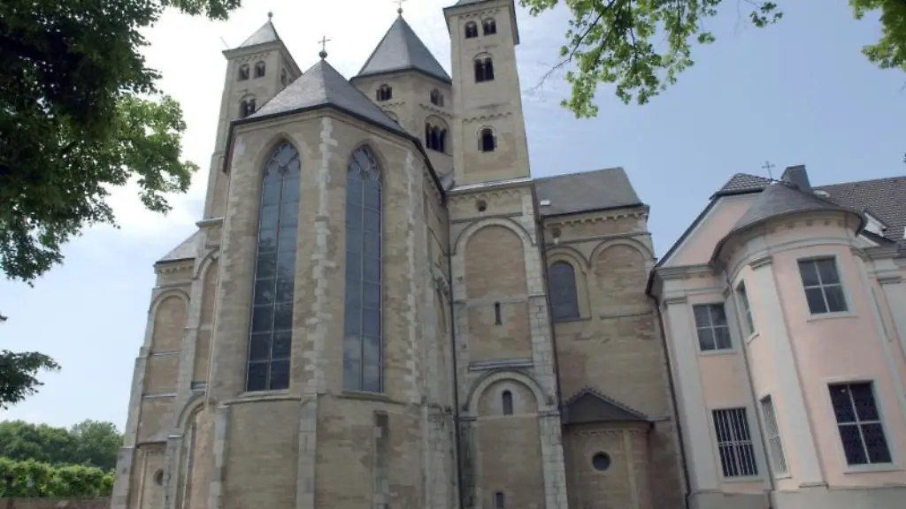 Die-Basilika-von-Kloster-Knechtsteden-und-das-Missionshaus-der-Spiritaner-stehen-in-der-Klosteranlage-bei-Dormagen