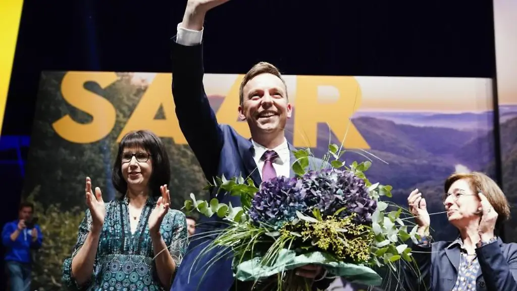 Tobias-Hans-Landesvorsitzender-der-saarlaendischen-CDU-und-Saarlands-Ministerpraesident-winkt