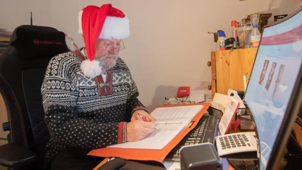 Willi-Dahmen-professioneller-Weihnachtsmann-Darsteller-sitzt-im-Arbeitszimmer-seiner-Wohnung