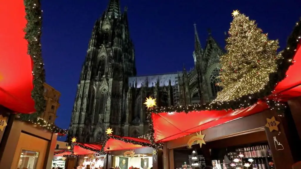 Besucher-gehen-ueber-den-Weihnachtsmarkt-vor-dem-Koelner-Dom