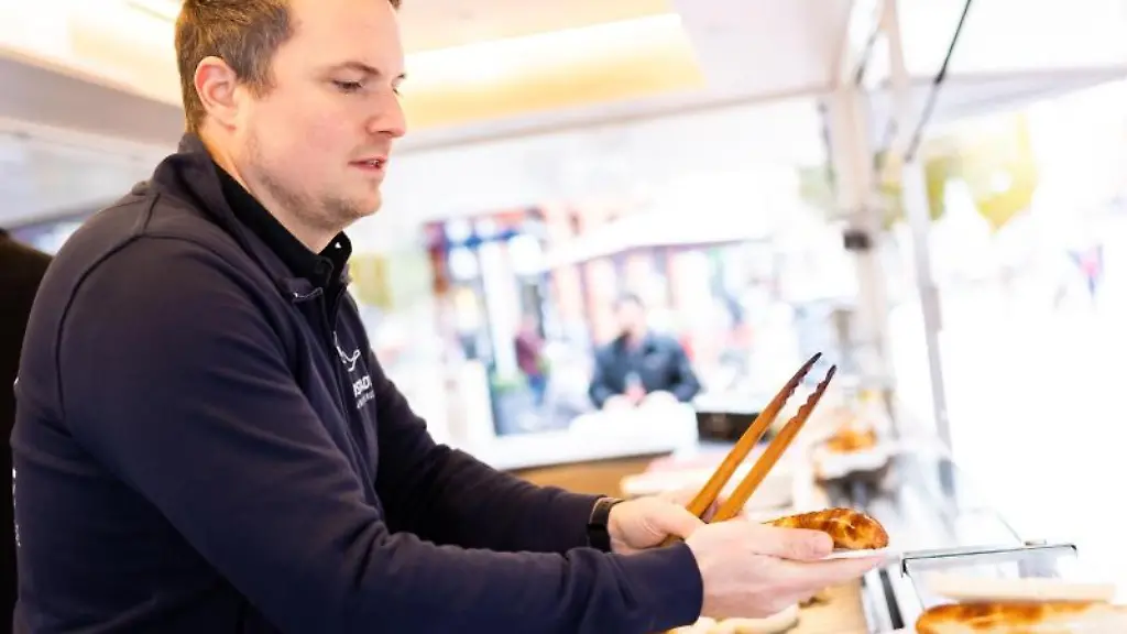 Buergermeister-Dominic-Herbst-steht-am-Grill