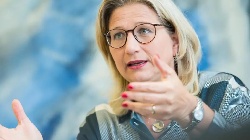 Anke-Rehlinger-SPD-Saarlands-Ministerin-fuer-Wirtschaft-Arbeit-Energie-und-Verkehr-sowie-stellvertretende-Ministerpraesidentin-gestikuliert